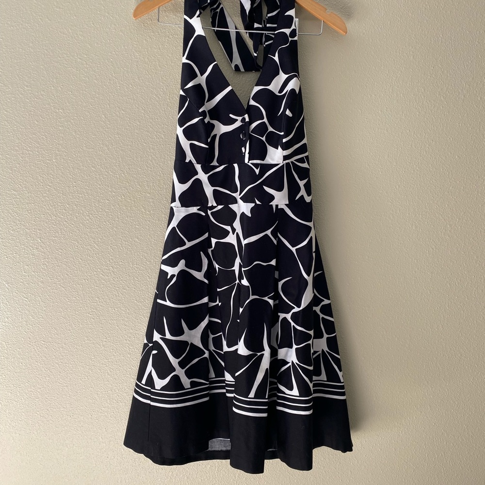 cocktail midi halter dress size 6 white House blackmarket black and white color